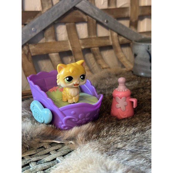 Littlest Pet Shop First Generation Persian Cat with Magic Motion Bed MM1 2005‎ - Picture 1 of 6